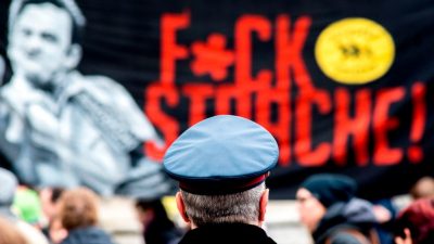 Tausende Menschen demonstrieren gegen österreichische Regierung