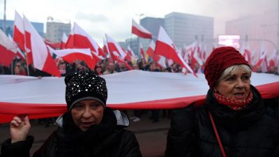 „Wir wollen Gott“: Zehntausende Polen bei Demonstration zum Unabhängigkeitstag – Antifa hat nur wenig Zulauf