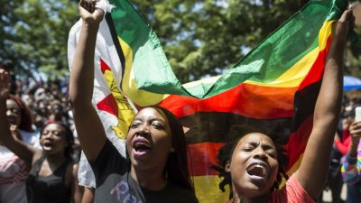 Simbabwe: Kriegsveteranen fordern sofortige Proteste gegen Mugabe – und der Ex-Vize-Präsident seinen Rücktritt