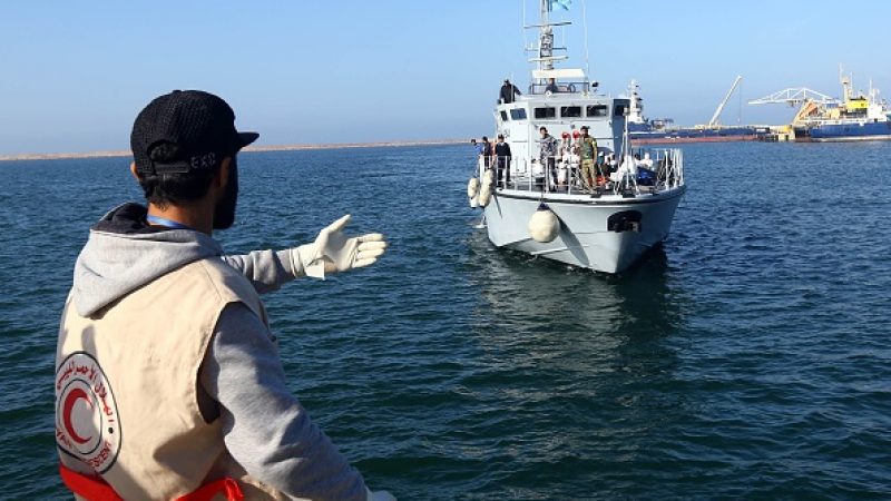 Italiens Küstenwache beendet „Rettung“ von Flüchtlingen direkt an der libyschen Küste