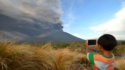 Bali: Vulkan Agung stößt 4000 Meter hohe Rauch-und Aschewolke aus