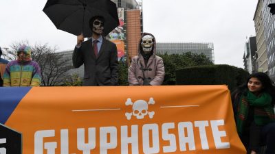 Glyphosat-Gegner fordern vor CSU-Parteizentrale den Rücktritt von Agrarminister Schmidt