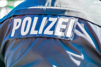 Polizist wegen Hitlergruß und rechtsextremer Tattoos entlassen