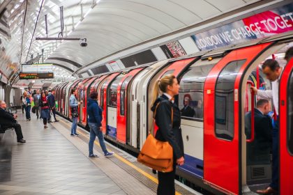 Massenpanik in Londoner U-Bahn durch Streit ausgelöst – 16 Verletzte