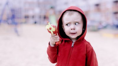 Mitgefühl-Pädagogik: Warum sollten kleine Jungs mit Stöcken schießen dürfen?