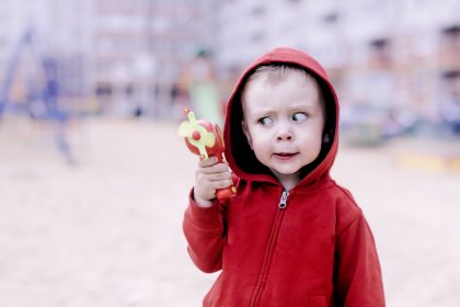 Mitgefühl-Pädagogik: Warum sollten kleine Jungs mit Stöcken schießen dürfen?