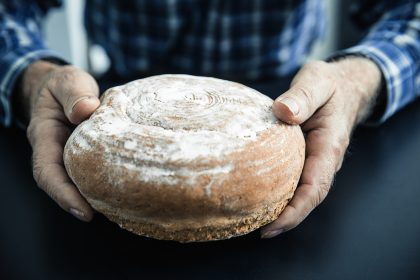 Großvater legt täglich unzählige Kilometer zurück, um Essen für seine Töchter zu erbetteln