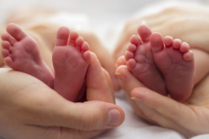 Zwillinge teilten sich ein Herz – Ärzte prognostizierten keine Überlebenschance