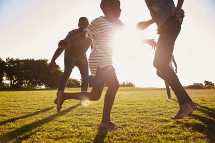 Familie adoptiert drei kleine Brüder, Nachbarin adoptiert den Vierten: “Sie müssen zusammenbleiben”
