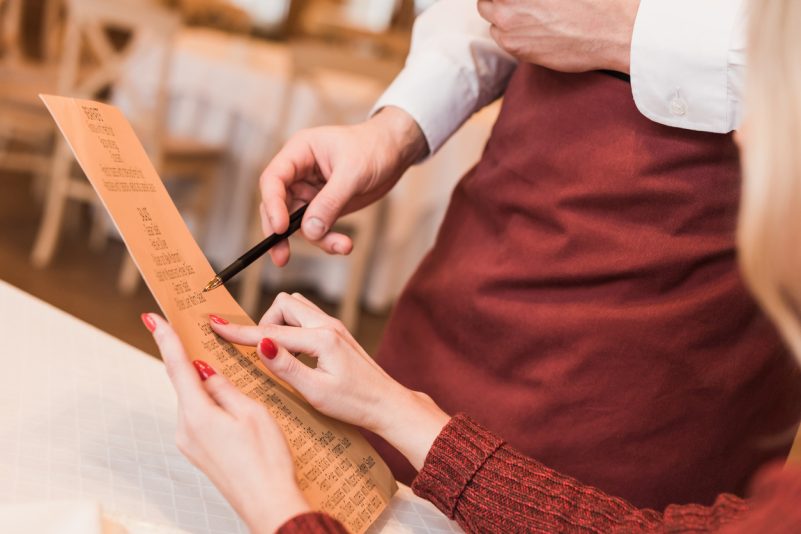 5-Jähriger mit Down-Syndrom wird im Restaurant diskriminiert bis der Kellner eingreift