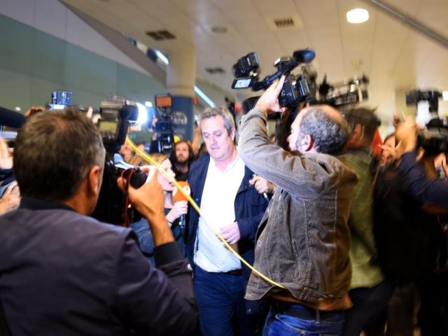 Der ehemalige katalanische Innenminister Joaquim Forn bei seiner Ankunft am Flughafen von Barcelona am 31. Oktober. Der Minister kam aus Brüssel nach Barcelona zurück. Foto: Andrej Sokolow/dpa