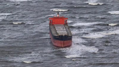 Havarierter Frachter wird vor Langeoog an die Leine genommen
