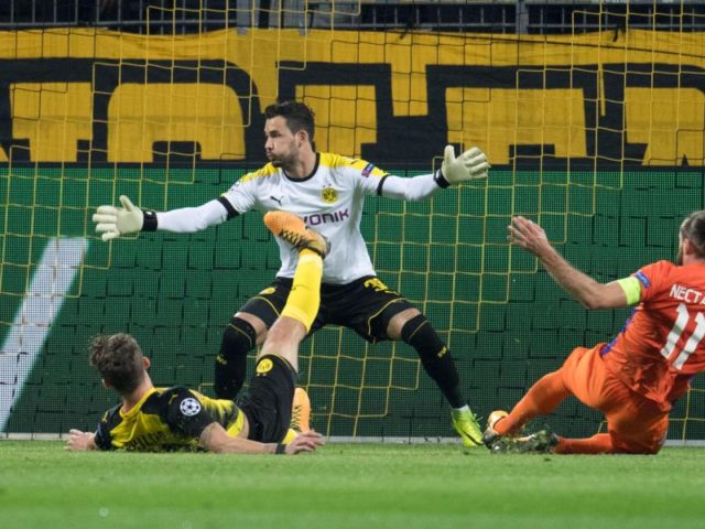 Glück für den BVB: Nikosias Nektarios Alexandrou verpasst den Ausgleich. Foto: Bernd Thissen/dpa