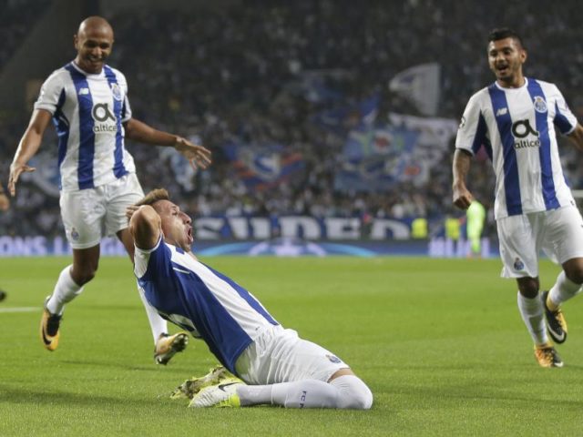 Portos Hector Herrera (u) bejubelt seinen Treffer zum 1:0 gegen Leipzig. Foto: Luis Vieira/dpa