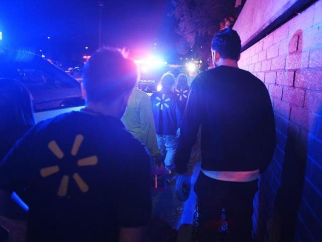 Angestellte verlassen der «Walmart»-Kette verlassen den Ort einer Schießerei. Foto: Aaron Ontiveroz/dpa