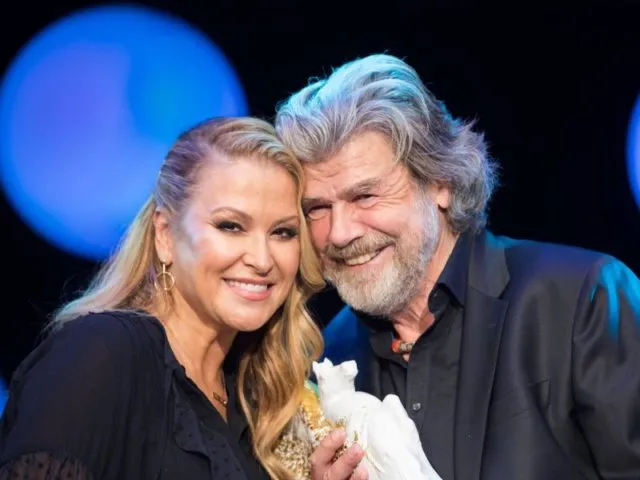 Bergsteiger Reinhold Messner (r) wurde von Sängerin Anastacia als «Legende des Sports» ausgezeichnet Foto: Frank Rumpenhorst/dpa