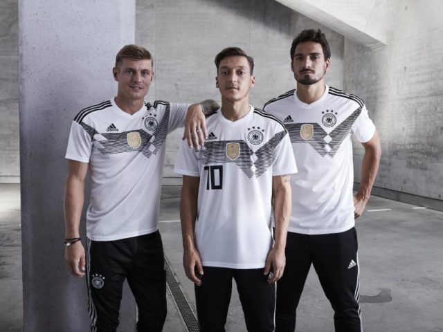 Toni Kroos, Mesut Özil und Mats Hummels (l-r) präsentieren das neue Heimtrikot. Foto: adidas/dpa/dpa