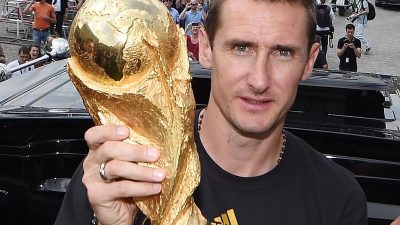 Klose präsentiert WM-Pokal im Kreml