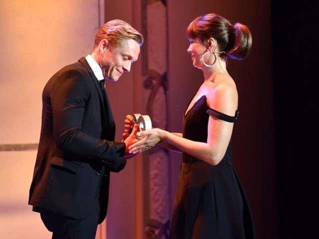 Jessica Schwarz überreicht Matthias Schweighöfer seinen Award. Er wurde in der Kategorie «Schauspieler National» geehrt. Foto: Jens Kalaene/dpa