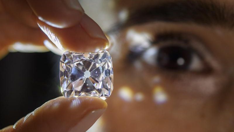 Teenager findet merkwürdigen Stein im Park – Hält einen der größten Diamanten der Region in Händen