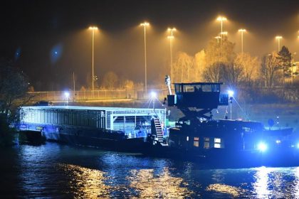 Spezialschiff mit Atommüll auf dem Neckar unterwegs