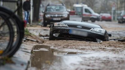 Wasserrohrbruch in Berlin reißt Krater in Straße – Auto droht einzusinken