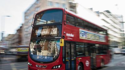 Londoner Doppeldeckerbusse nutzen Kaffeesatz als Treibstoff