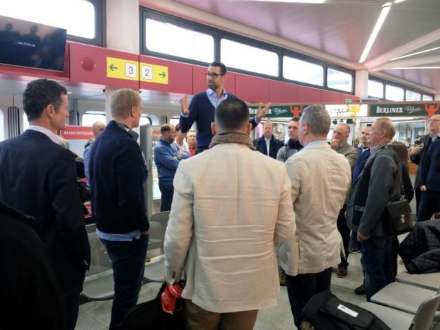 Manager Michael Preetz erläutert auf dem Flughafen Berlin-Tegel der Hertha-Delegation den alternativen Reiseplan nach Bilbao. Foto: Jens Mende/dpa