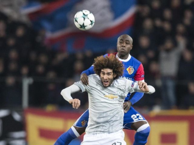 Basels Spieler Eder Balanta (hinten) in Aktion gegen Marouane Fellaini (l) von Manchester United. Foto: Ennio Leanza/dpa