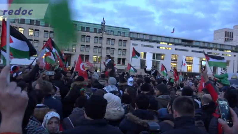 „Tod, Tod Israel“-Rufe am Brandenburger Tor – Müller: Berlin wird Antisemitismus auf Demos nicht dulden