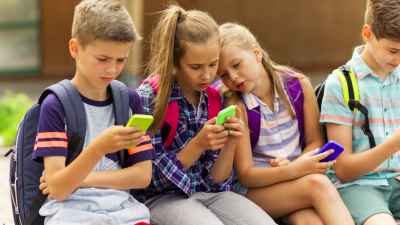 Frankreich: Handyverbot für Schüler bis zum Alter von 15 Jahren