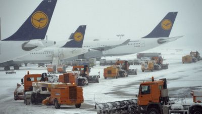Chaos am Frankfurter Flughafen: Hunderte Flüge wegen Wintereinbruchs gestrichen