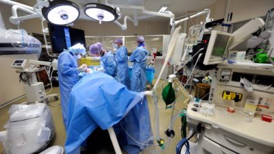 Chirurg brennt Patienten bei OP Initialen in die Leber