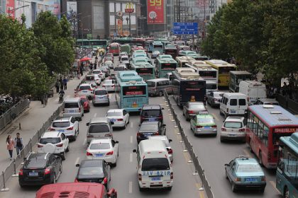 Frust über Stau: Chinese malt eigene Fahrbahnmarkierung auf die Straße