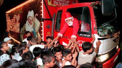 Perfide Marketingkampagne: Foodwatch fordert Coca-Cola auf „Weihnachtstruck-Tour“ zu beenden