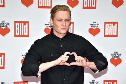 Schweighöfer über Ost-Deutschland: “Lieber naiv und ein großes Herz als bestechlich und kalt”