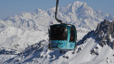 Rund 150 Skifahrer stecken in französischen Alpen stundenlang in Gondeln fest