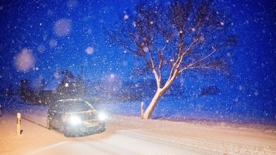 Wintereinbruch in Deutschland: Glätteunfälle im Schneegestöber