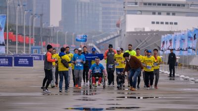 Nach neun Monaten – Hamburger Läufer erreicht Shanghai: „Die Welt dreht durch, da musst du etwas tun“