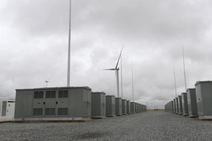 Tesla nimmt in Australien weltgrößte Batterie in Betrieb
