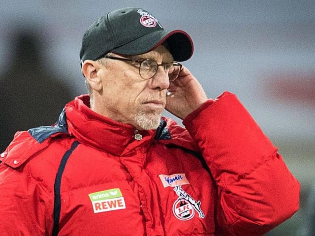 Auch Kölns Trainer Peter Stöger steht mächtig unter Druck. Foto: Marius Becker/dpa