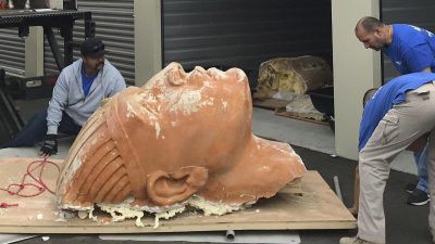 Archäologen graben Kopf einer „Sphinx“ am Strand aus