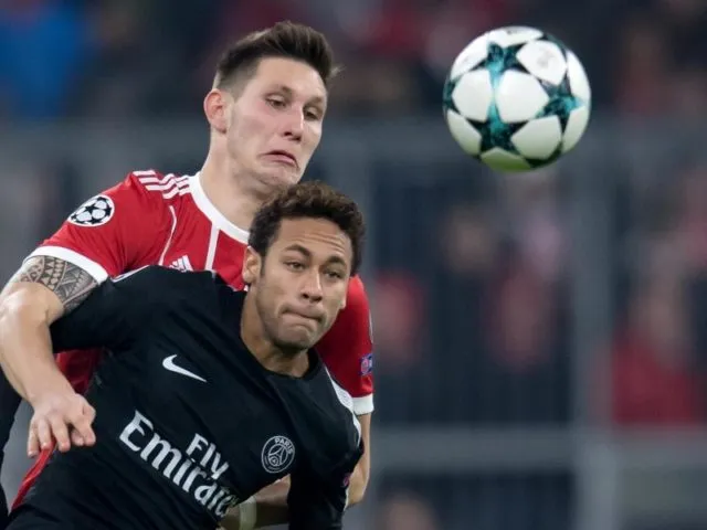 Bayern-Verteidiger Niklas Süle (hinten) versucht vor Neymar an den Ball zu kommen. Foto: Sven Hoppe/dpa