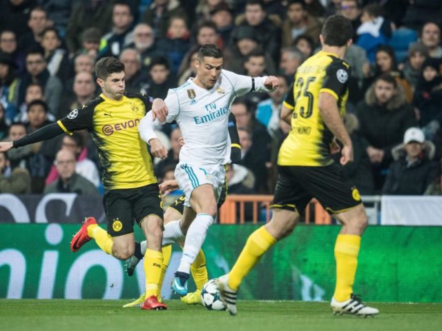 Der Dortmunder Christian Pulisic (l) und Sokratis versucht Real-Superstar Cristiano Ronaldo (M) von Ball zu trennen. Foto: Bernd Thissen/dpa