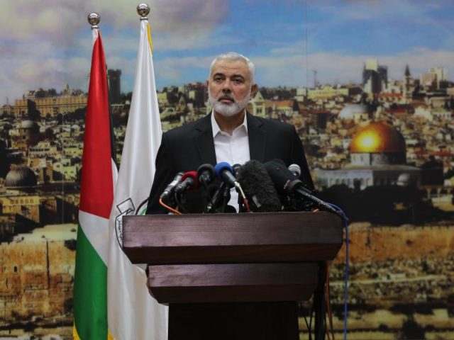 Hamas-Chef Ismail Hanija bei einer Rede in Gaza: Trumps Anerkennung Jerusalems als israelische Hauptstadt kommt ihm zufolge einer «Kriegserklärung gegen die Palästinenser» gleich. Foto: Mohammed Asad/dpa