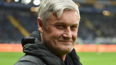 Kölns neuer Sportchef Veh mit Berg von Arbeit