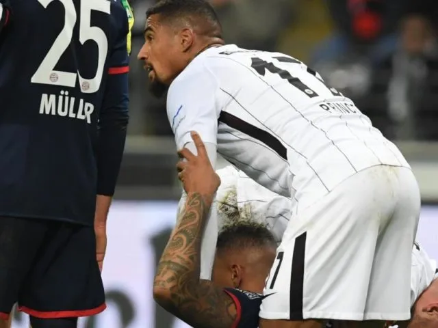 Bruder-Duell in Frankfurt: Kevin-Prince Boateng (r) hilft Bayerns Jérome Boateng vom Boden hoch. Foto: Arne Dedert/dpa