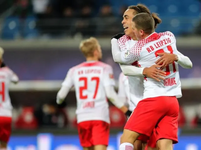 Ausgelassene Stimmung in der Red Bull Arena in Leipzig: Yussuf Poulsen und Diego Demme jubeln nach dem Tor zum 1:0. Foto: Jan Woitas/dpa