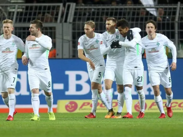 Die Bremer Mannschaft im Kollektivjubel nach ihrem Tor zum 2:1. Foto: Ina Fassbender/dpa