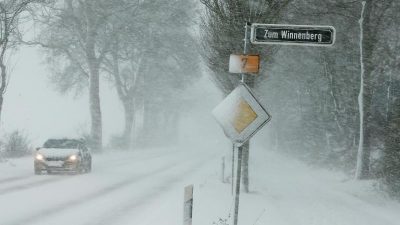 Schnee und Eis behindern Verkehr und sorgen für Unfälle
